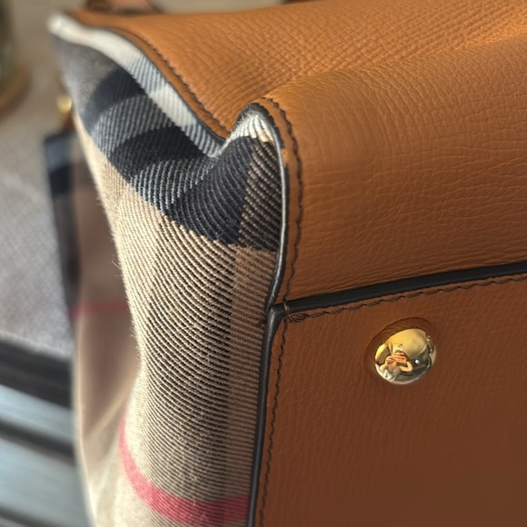 Burberry small Canterbury tan grained leather tote - Picture 5 of 13